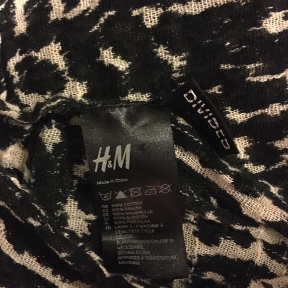 H&M Scarf - Picture 2 of 3